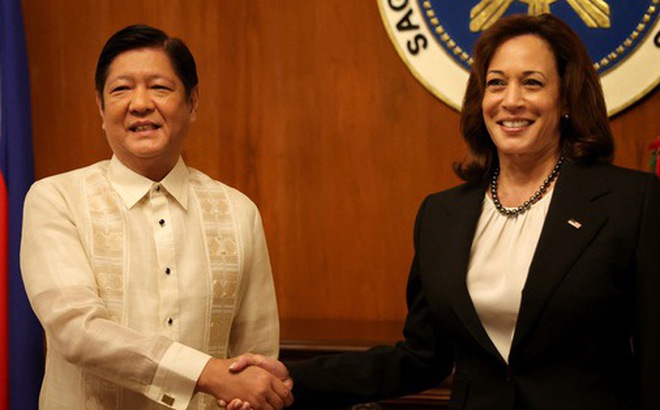 Tổng thống Philippines Ferdinand Marcos (bên trái) tiếp Phó tổng thống Mỹ Kamala Harris tại Điện Malacanang ngày 21-11 - Ảnh: REUTERS