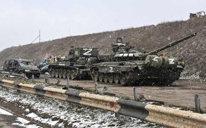 Xe tăng Nga di chuyển gần vùng Kherson. Ảnh: Sputnik