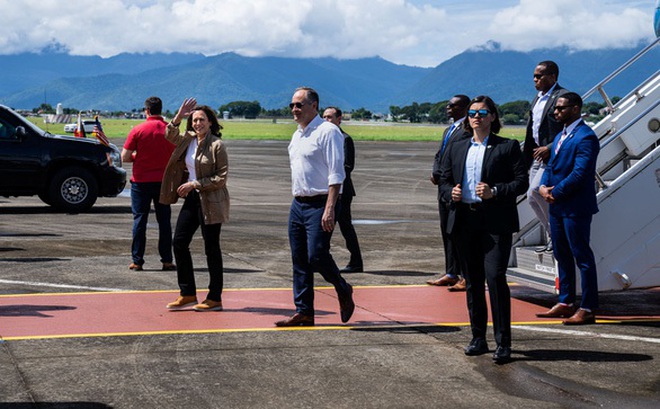 Phó tổng thống Mỹ Kamala Harris đến sân bay quốc tế Puerto Princesa của Philippines để thăm một ngôi làng địa phương trên đảo Palawan ngày 22-11 - Ảnh: REUTERS