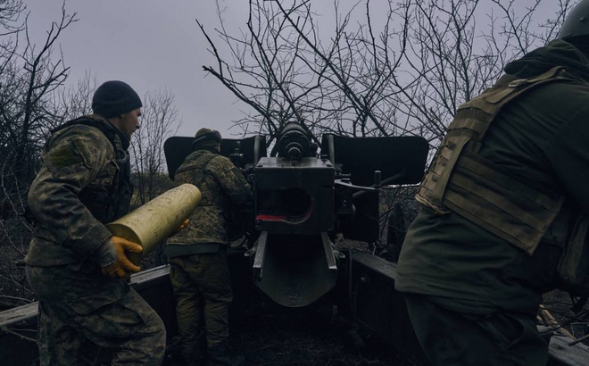 Binh lính Ukraine chuẩn bị khai hỏa một khẩu pháo ở Bakhmut, khu vực Donetsk ngày 20/11. Ảnh: AP