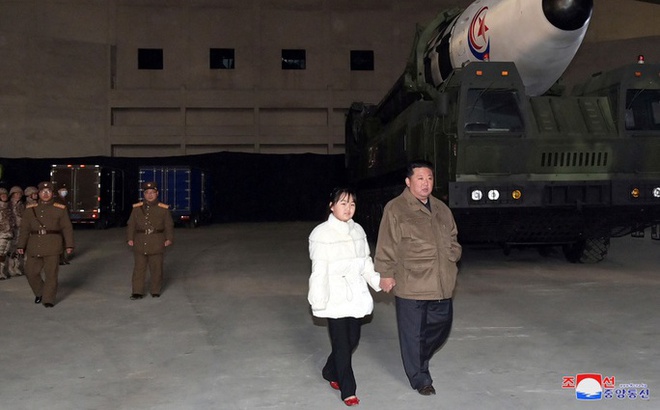 Ông Kim Jong Un cùng con gái kiểm tra một tên lửa đạn đạo liên lục địa (ICBM) ngày 18-11. Ảnh: KCNA