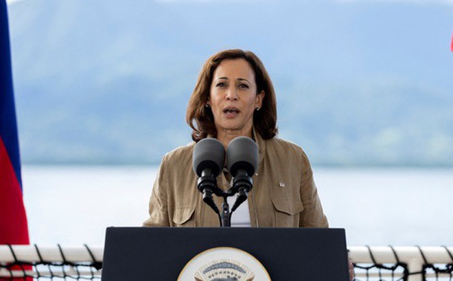 Phó tổng thống Mỹ Kamala Harris phát biểu trên tàu của lực lượng bảo vệ bờ biển Philippines ở vịnh Puerto Princesa, đảo Palawan, ngày 22-11 - Ảnh: REUTERS