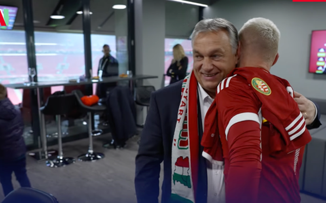 Thủ tướng Hungary Viktor Orbán và chiếc khăn cổ gây tranh cãi