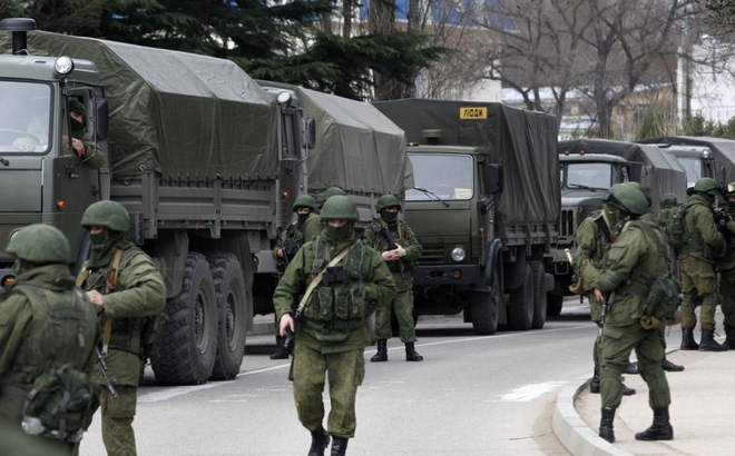 Hàng xe quân sự của Nga ở thị trấn Balaclava thuộc Crimea. Ảnh: Reuters