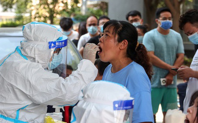 Người dân xếp hàng xét nghiệm COVID-19 ở Trịnh Châu, tỉnh Hà Nam, Trung Quốc - Ảnh: AFP