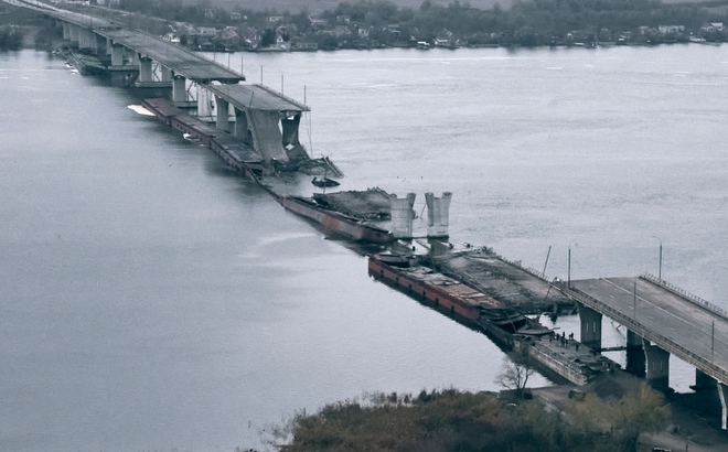 Cây cầu Antonovsky bắc qua sông Dnieper bị phá hủy ở Kherson. Ảnh: AP