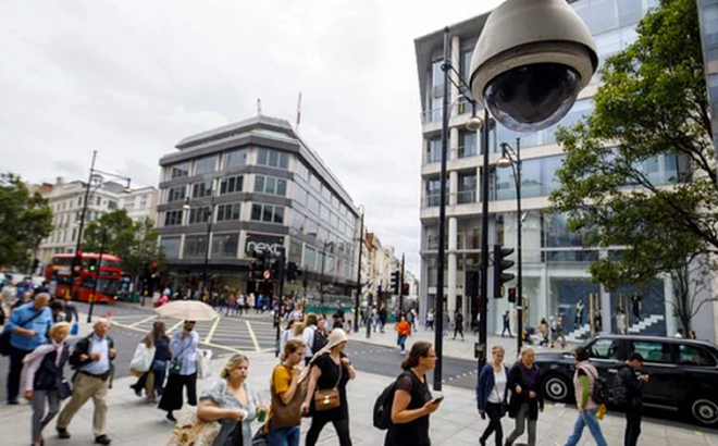 Hình ảnh về một camera giám sát trên phố Oxford ở trung tâm thủ đô London - Anh vào năm 2019. Ảnh: Reuters