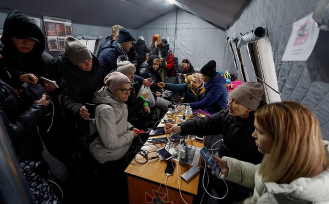 Cư dân sạc thiết bị và dùng internet tại một trung tâm được đặt tên là "bất khả chiến bại" ở Kiev, Ukraine ngày 24-11-2022 -Ảnh: REUTERS