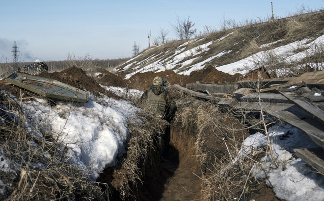 Một chiến hào ở miền Đông Ukraine. Ảnh: AP