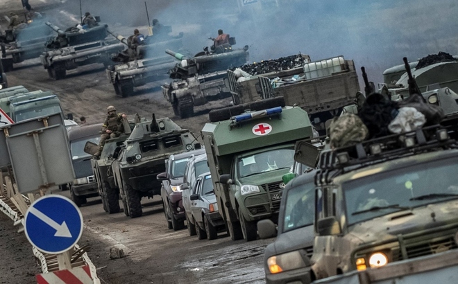 Các đoàn xe tăng và xe quân sự Nga ở Kherson ngày 18/11/2022. Ảnh: Reuters