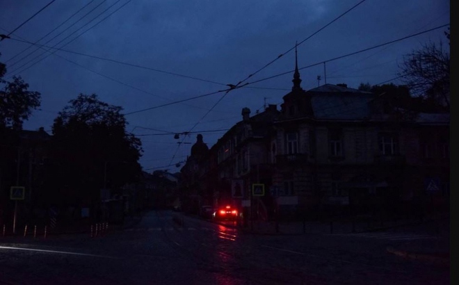 Ukraine chuẩn bị đối mặt với mùa Đông khắc nghiệt trong tình trạng mất điện, mất nước và thiếu hệ thống sưởi ấm. Ảnh: Reuters