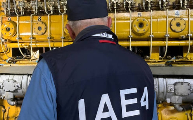 Một chuyên gia của IAEA thị sát Nhà máy điện hạt nhân Zaporizhzhia, tháng 9/2022. Ảnh: AFP