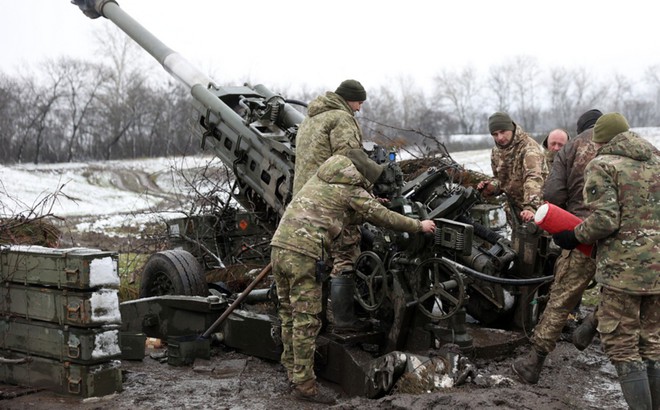 Lính Ukraine nạp lại một khẩu lựu pháo M777 vào ngày 23/11/2022. Ảnh: AFP
