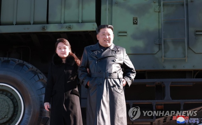 Ông Kim Jong-un lần thứ 2 xuất hiện cùng con gái.