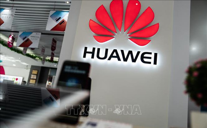 Biểu tượng Huawei tại một cửa hàng bán lẻ ở Bắc Kinh, Trung Quốc. Ảnh: AFP/TTXVN