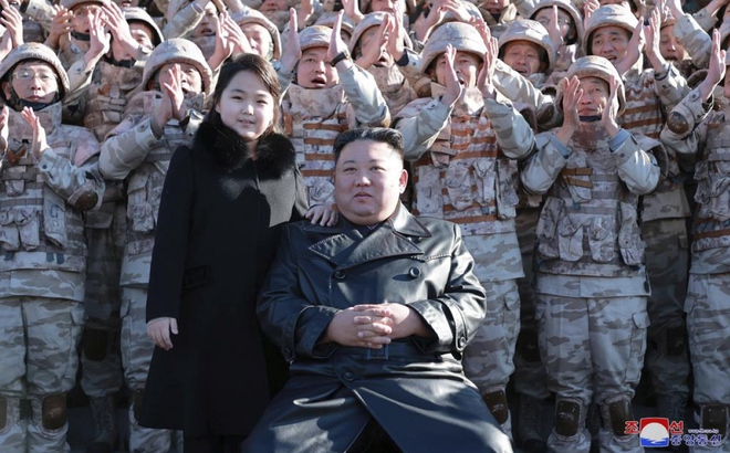Ông Kim Jong-un và con gái (mặc áo đen) trong bức ảnh được KCNA công bố này 27/11/2022. Ảnh: KCNA
