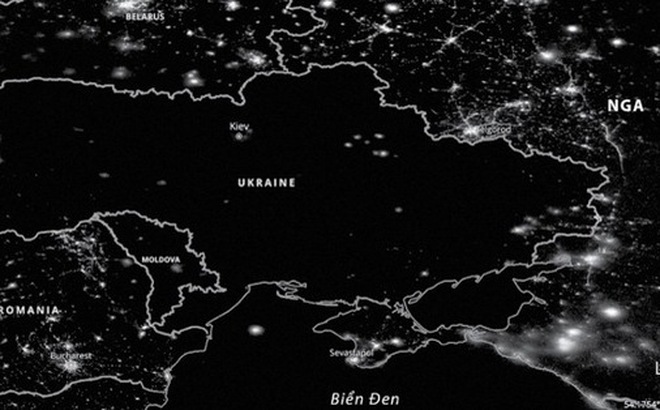 Ảnh vệ tinh NASA chụp ngày 24-11 cho thấy Ukraine hầu như tối om so với các nước xung quanh vì mất điện diện rộng - Ảnh: NASA