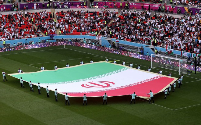 Quốc kỳ của Iran xuất trên sân trước trận đấu bảng B giữa Xứ Wales và Iran tại Sân vận động Ahmad Bin Ali ở Doha, Qatar hôm 25/11. Ảnh: CNN
