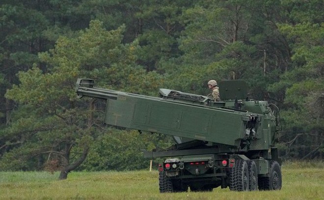 Một hệ thống lựu pháo HIMARS M142 tham gia cuộc tập trận ở Latvia ngày 26/9. (Ảnh: Reuters)