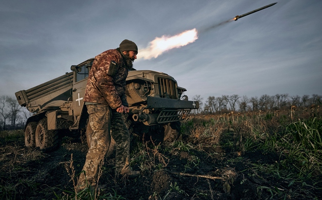 Binh sỹ Ukraine khai hỏa đạn pháo tại Bakhmut. Nguồn: AP