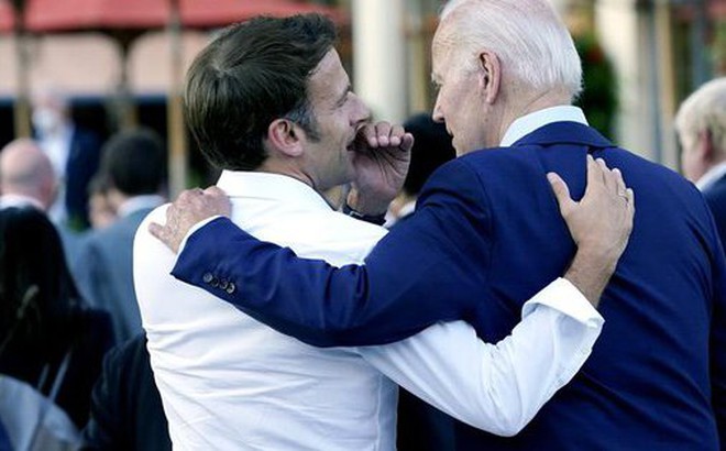 Tổng thống Pháp Emmanuel Macron và Tổng thống Mỹ Joe Biden. Ảnh: AP