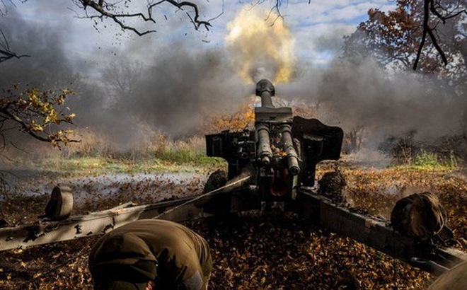 Quân Ukraine pháo kích vào các vị trí của Nga ở TP Bakhmut, vùng Donetsk, vào hôm 31-10 - Ảnh: AFP