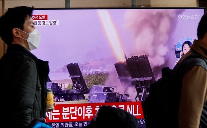 Truyền hình ở Seoul, Hàn Quốc phát bản tin Triều Tiên phóng tên lửa ngày 3-11 - Ảnh: REUTERS