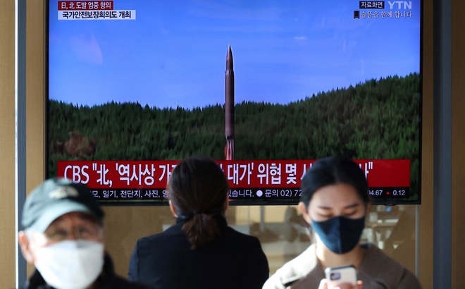 Một số người tại Seoul ngày 2/11 xem tin Triều Tiên phóng tên lửa. Ảnh: Reuters