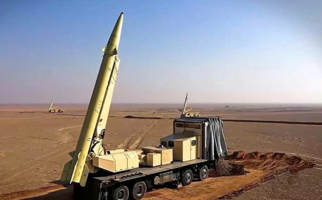 Tên lửa đạn đạo Zolfaghar của Iran trên bệ phóng. Ảnh: Twitter.