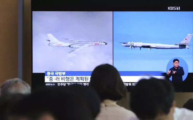Hình ảnh máy bay ném bom Tu-95 của Nga và máy bay ném bom H-6 của Trung Quốc trong một chương trình tin tức tại ga xe lửa Seoul ở Seoul, Hàn Quốc, ngày 24-7 - Ảnh: AP