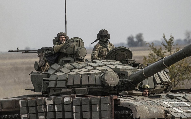 Binh sĩ Ukraine tiến về phía Kherson ngày 9/11. Ảnh: Getty Images