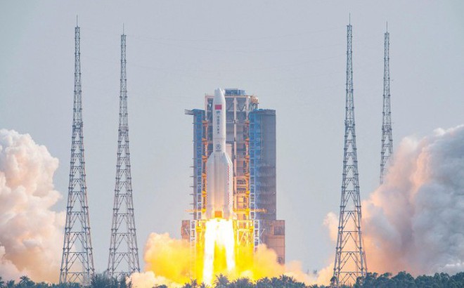 Tên lửa đẩy Trường Chinh 5B được phóng lên từ trạm phóng vệ tinh Văn Xương, Trung Quốc.