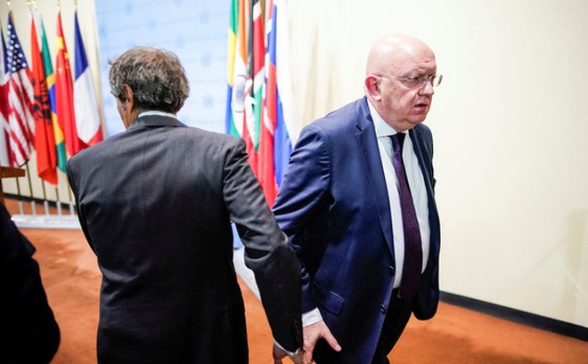 Đại sứ Nga tại Liên Hiệp Quốc Vasily Nebenzya (phải) và Tổng giám đốc IAEA Rafael Mariano Grossi bắt tay vội khi bước qua nhau sau cuộc họp kín của Hội đồng Bảo an về tình hình Ukraine hôm 28-10 - Ảnh: REUTERS