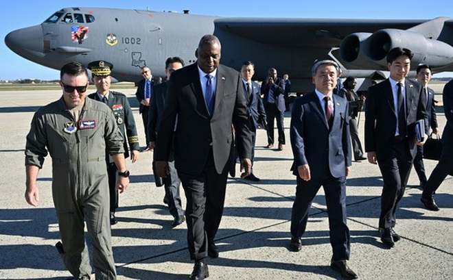 Bộ trưởng Quốc phòng Hàn Quốc Lee Jong Sup (thứ ba từ trái sang) và người đồng cấp Mỹ Lloyd Austin (thứ hai từ trái sang) rảo bước sau khi cùng xem một pháo đài bay B-52 ở căn cứ không quân Andrews của Mỹ ngày 3-11 - Ảnh: REUTERS