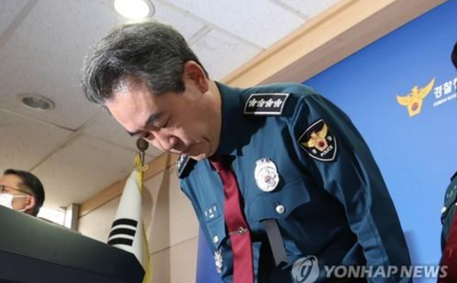 Tổng ủy viên Cơ quan Cảnh sát quốc gia (NPA) Yoon Hee Keun cúi đầu xin lỗi trong cuộc họp báo ở Seoul (Hàn Quốc) vào ngày 1-11, sau thảm kịch ở Itaewon - Ảnh: YONHAP