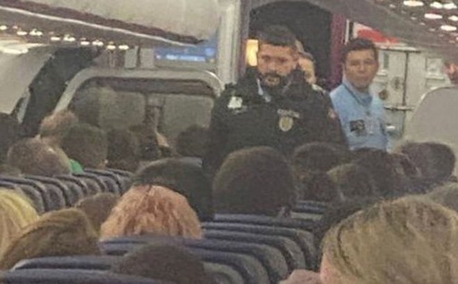 Cảnh sát địa phương đã phải lên tàu bay để khống chế và bắt giữ nữ hành khách gây rối. Ảnh: solarpixcom