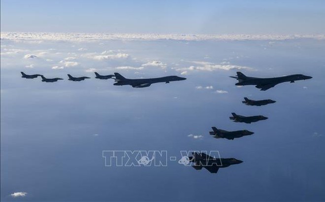 Máy bay ném bom B-1B của không lực Mỹ (giữa) cùng 4 máy bay chiến đấu F-16 và 4 tiêm kích F-35 của Hàn Quốc tham gia cuộc tập trận không quân chung "Vigilant Storm" ở Hàn Quốc, ngày 5/11/2022. Ảnh: AFP/TTXVN
