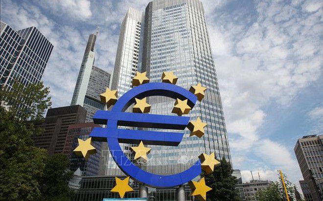 Biểu tượng đồng Euro phía trước trụ sở Ngân hàng trung ương châu Âu (ECB) tại Frankfurt am Main, Đức. Ảnh: AFP/TTXVN