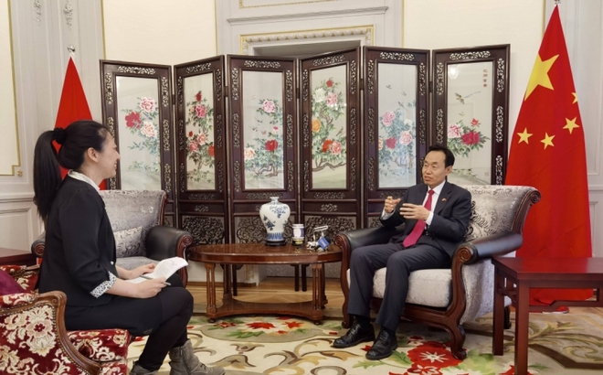 Đại sứ Trung Quốc tại Thụy Sỹ Vương Thế Đình trong một cuộc trả lời phỏng vấn truyền thông trong nước. Ảnh: ĐSQ Trung Quốc tại Thụy Sỹ.
