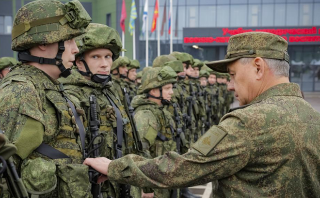 Bộ trưởng Quốc phòng Nga Sergei Shoigu kiểm tra các binh sĩ mới được huy động theo lệnh động viên cục bộ tại một căn cứ Nga hồi tháng 10 - Ảnh: Bộ Quốc phòng Nga