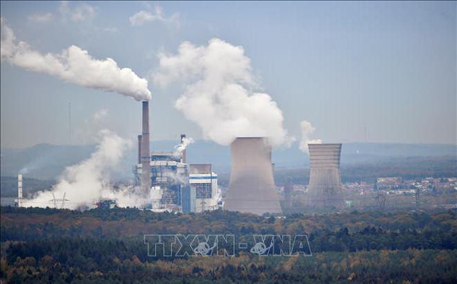 Khí thải bốc lên từ nhà máy ở Saint-Avold, miền đông Pháp ngày 31/10/2018. Ảnh minh họa: AFP/TTXVN