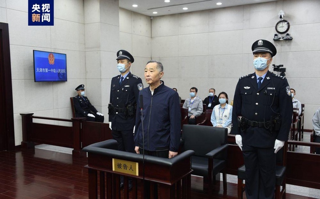 Cựu Phó Chủ tịch Chính hiệp tỉnh Liêu Ninh Lưu Quốc Cường tại tòa. Ảnh: CCTV.