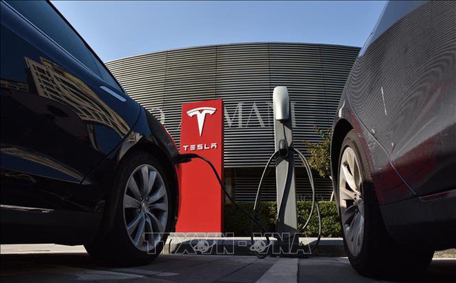 Xe điện của Tesla tại một trạm sạc điện ở Bắc Kinh (Trung Quốc). Ảnh minh họa: AFP/TTXVN