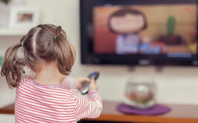 Nguyên tắc hàng đầu để giảm thời gian xem ti vi hay điện thoại ở trẻ chính là quản lý tốt thời gian rảnh của trẻ