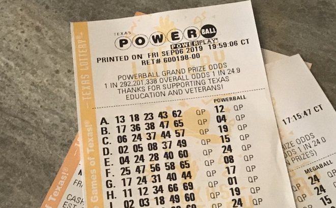 Một tấm vé số PowerBall. (Ảnh: Newsweek)