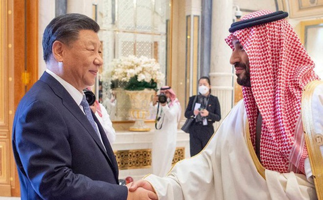Thái tử Saudi Arabia Mohammed Bin Salman bắt tay Chủ tịch Trung Quốc Tập Cận Bình tại Hội nghị thượng đỉnh Trung Quốc - Ả Rập ở Riyadh ngày 9-12-2022 - Ảnh: REUTERS