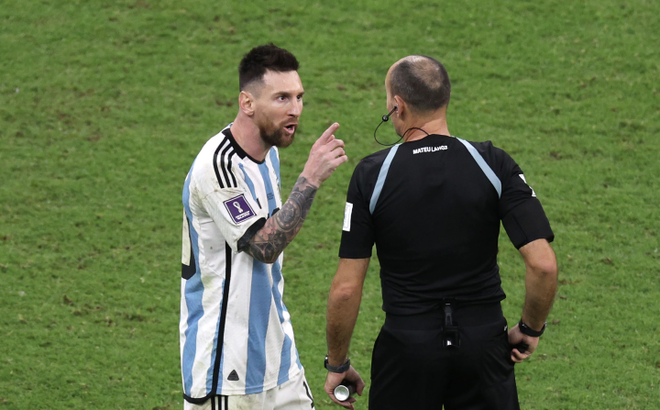 Trận Argentina thắng Hà Lan phá kỷ lục thẻ phạt, Messi chê trọng tài