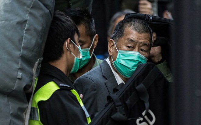 Ông Jimmy Lai bị áp giải bên ngoài tòa án ở Hong Kong năm 2021 - Ảnh: AFP