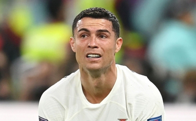 Rất khó để thấy Cristiano Ronaldo khóc, nhưng bức hình này chứa những giọt nước mắt của anh ta. Hãy xem xét sự mạnh mẽ của một trong những cầu thủ bóng đá hàng đầu thế giới đang có những cảm xúc gì.