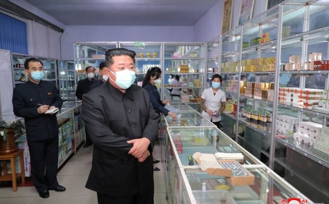 Ông Kim Jong Un thăm một hiệu thuốc vào giai đoạn còn dịch Covid-19. Ảnh: KCNA.